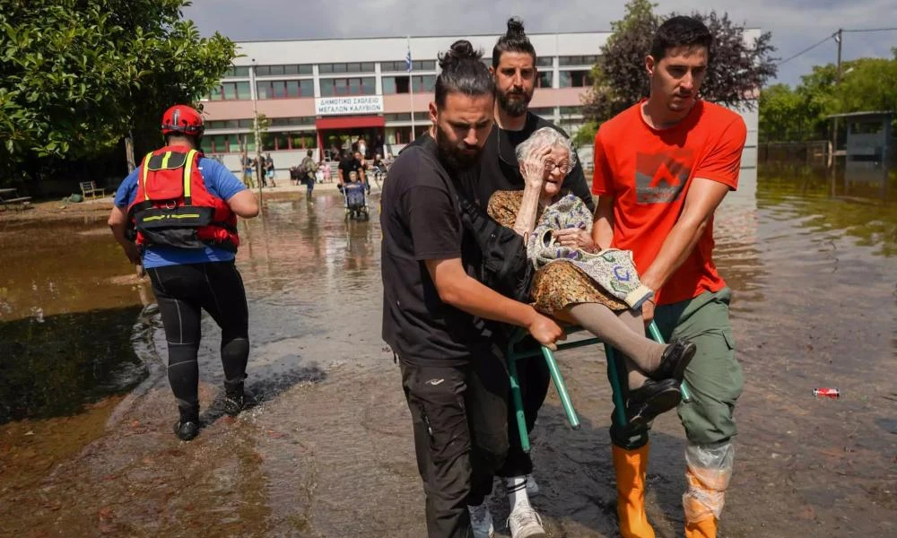 Τρίκαλα: Εικόνες συγκίνησης από τις προσπάθειες απεγκλωβισμού ηλικιωμένων